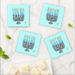 Whimsical Menorah 4-Piece Square Glas Untersetzer<br><div class="desc">Diese Whimsical Menorah 4-Piece Square Untersetzer sind perfekt für Ihre Hanukah Ansammlungen. Mix und passen sie mit anderen Untersetzer,  oder kaufen Sie mehrere Sets,  um Ihre Möbel zu schützen. Sie fügen Ihrem Lichtkonzert einen besonderen Charme und eine Touch hinzu. Auch,  machen Sie großartige Geschenke.</div>