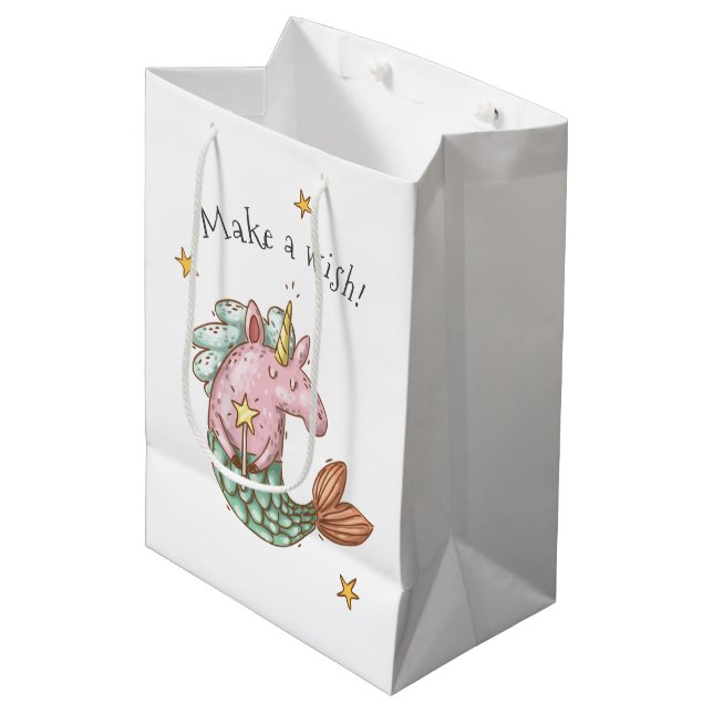 Whimsical Mermaid Unicorn machen einen Wunsch zum  Mittlere Geschenktüte (Vorderseite Schrägansicht)
