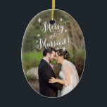 Whimsical Merry & Verheiratet First Christmas Foto Keramikornament<br><div class="desc">Feiern Sie Ihren ersten Weihnachtsurlaub als Mr. und Mrs. mit diesem personalisierten Foto-Ornament. Ändern Sie die Hintergrundfarbe und verschieben Sie die "fröhliche und verheiratete" Grafik,  indem Sie auf den Button "Anpassen" klicken.

Fotografie � Shanna Russell Fotografie,  San Antonio TX</div>