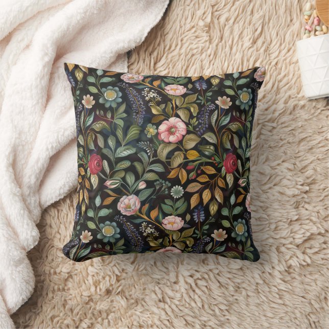 Whimsical Moody Maximalist Dark Floral Botanisch Kissen (Decke)