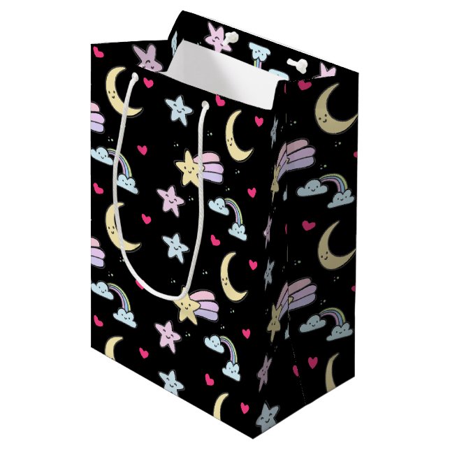 Whimsical Moon, Stars und Wolkenmuster auf schwarz Mittlere Geschenktüte (Vorderseite Schrägansicht)