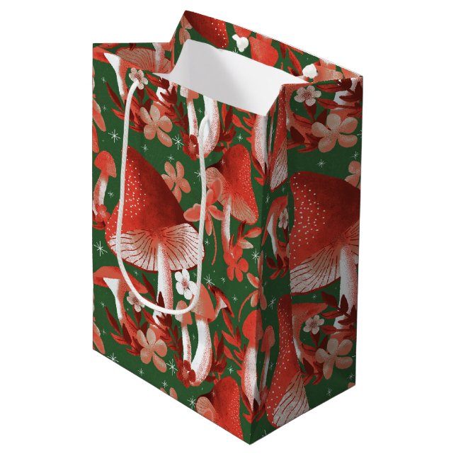 Whimsical Mushroom Magie rot und grün Mittlere Geschenktüte (Vorderseite Schrägansicht)