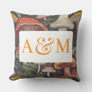 Whimsical Mushroom-Muster mit zwei Monogrammen Kissen
