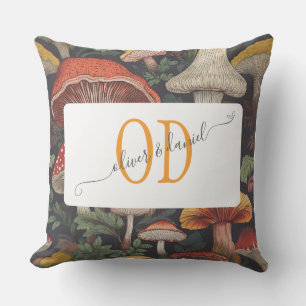 Whimsical Mushroom Pattern mit Namen und Monogramm Kissen