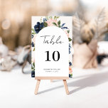 Whimsical Navy & Blush Bloral Script Hochzeit Tischnummer<br><div class="desc">Modernes und elegantes Design bedruckt whimsical Arch Frame Navy Blue & Blush Pink Blues Blues Script Hochzeitsschrift Tischnummer, die mit Ihrem Text angepasst werden kann und fügen Sie jede Tischnummer Karte zu Ihrem Warenkorb, eins nach dem anderen. Bitte klicken Sie auf den Button "Anpassen" und verwenden Sie unser Design-Tool, um...</div>