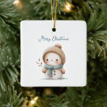 Whimsical Niedlich Snowman Zitat Frohe Weihnachten Keramikornament<br><div class="desc">Whimsical Niedlich Snowman Zitat Frohe Weihnachten. Ein festlicher,  süßer Schneemann in Cremes,  Karamelll und Winterblau und Frohe Weihnachten in einem eleganten Skript. Auf der Rückseite ein wunderschönes festliches Zitat Von Lebkuchenhäusern zu Sternenabenden,  kann Ihr Weihnachten gefüllt werden mit magischen Lichtern,  die Sie ändern können,  wenn Sie wünschen</div>