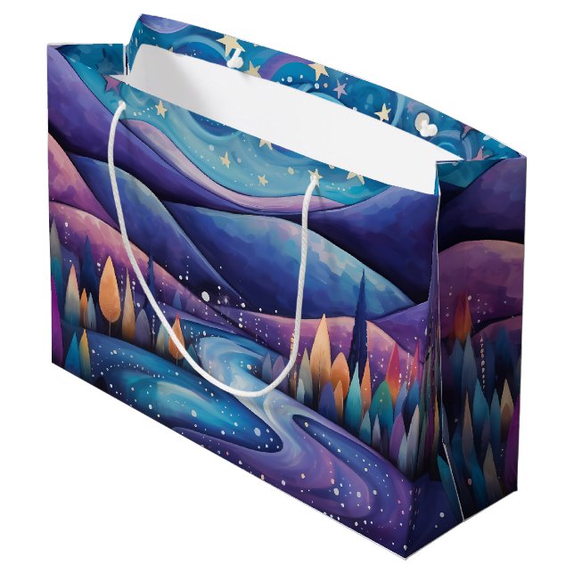 Whimsical Night - Fluss, Bäume, Berge Große Geschenktüte (Rückseite Schrägansicht)