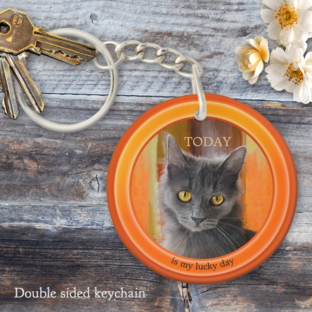 Whimsical Orange Foto Cat Schlüsselanhänger (Keychain featuring your custom cat (or other) photo framed by an eye catching orange design)