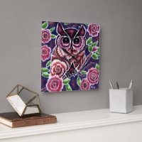 Whimsical Owl auf Blütenzweig Rosa Blau