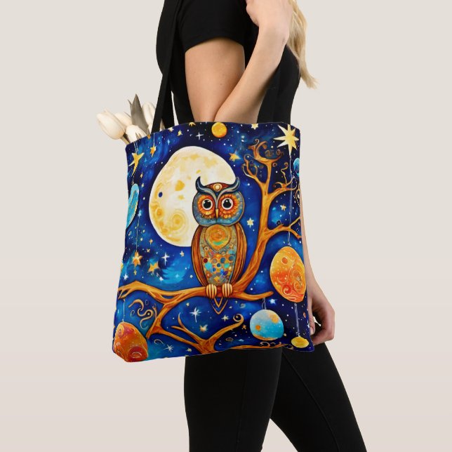 Whimsical Owl Celestis: Sterne, Mond, Planeten Tasche (Von Nahem)