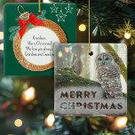 Whimsical Owl im Winter Frohe Weihnachten Keramikornament<br><div class="desc">Die weihnachtliche und winterliche Weihnachtsschmuck-Keramik mit einer Eule in einem Wald mit Weihnachtsbeleuchtung und Schnee. In einem Pulverschnee wünschen die Worte "Frohe Weihnachten" dem Empfänger Ihres Geschenks oder Ihrer Karte eine glückliche Urlaubssaison. Auf der Rückseite können Sie dieses Ornament auf verschiedene Arten anpassen. Fügen Sie eine Begrüßung, um Ihren Empfänger...</div>