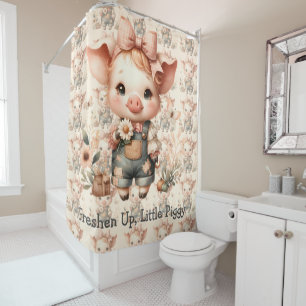 Whimsical Piglet in Pastell-Overalls Duschvorhang