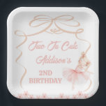Whimsical Pink Ballerina Two Tu Niedlich 2. Geburt Pappteller<br><div class="desc">Whimsical Pink Ballerina Two Tu Niedliche 2nd Birthday Paper Plate Sweet tutu oder Ballerina Thema 2. Geburtstag Papier Platte für ein Mädchen mit einer niedlichen braunen haarigen Ballerina und whimsical Stil Bug und Herz Rahmen. Auf dieser zweitjährigen Papiertafel sind auch einige rosa Gänse zu sehen.</div>