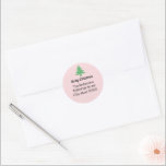 Whimsical Pink Green Christmas Tree Rücksendeadres Runder Aufkleber<br><div class="desc">Sie können schwarzen Text mit Ihrer personalisierten Nachricht und Ihrem Namen personalisieren. Oben können Sie das schwarze Skript anpassen,  das "Frohe Weihnachten" sagt. Es gibt zusätzlich schwarzen Anzeigetext,  den Sie bearbeiten können,  um Ihren Namen und Ihre Rücksendeadresse anzuzeigen. Dieser blassrosa Aufkleber hat einen grünen Weihnachtsbaum über dem Text.</div>