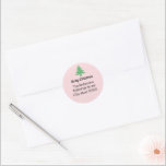 Whimsical Pink Green Christmas Tree Rücksendeadres Runder Aufkleber<br><div class="desc">Sie können schwarzen Text mit Ihrer personalisierten Nachricht und Ihrem Namen personalisieren. Oben können Sie das schwarze Skript anpassen,  das "Frohe Weihnachten" sagt. Es gibt zusätzlich schwarzen Anzeigetext,  den Sie bearbeiten können,  um Ihren Namen und Ihre Rücksendeadresse anzuzeigen. Dieser blassrosa Aufkleber hat einen grünen Weihnachtsbaum über dem Text.</div>