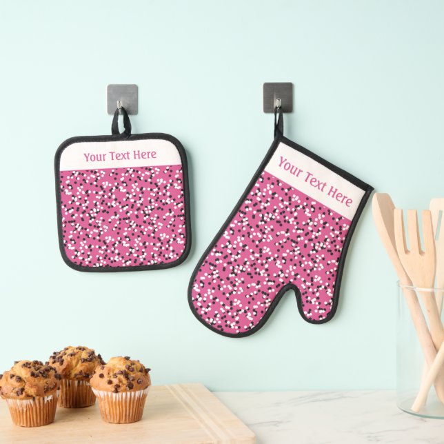 Whimsical Pink Polka Dot Doodles Pattern Ofenhandschuh & Topflappen-Set (Insitu (Hängend))