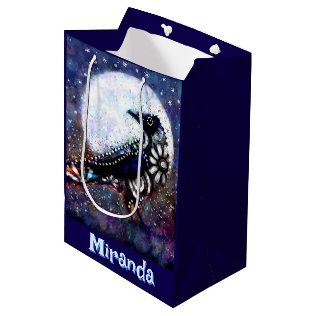 Whimsical Raven Moon Floral Personalized Mittlere Geschenktüte (Vorderseite Schrägansicht)