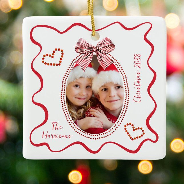 Whimsical Red Wavy Frame Bow Foto Weihnachten Keramikornament (Von Creator hochgeladen)