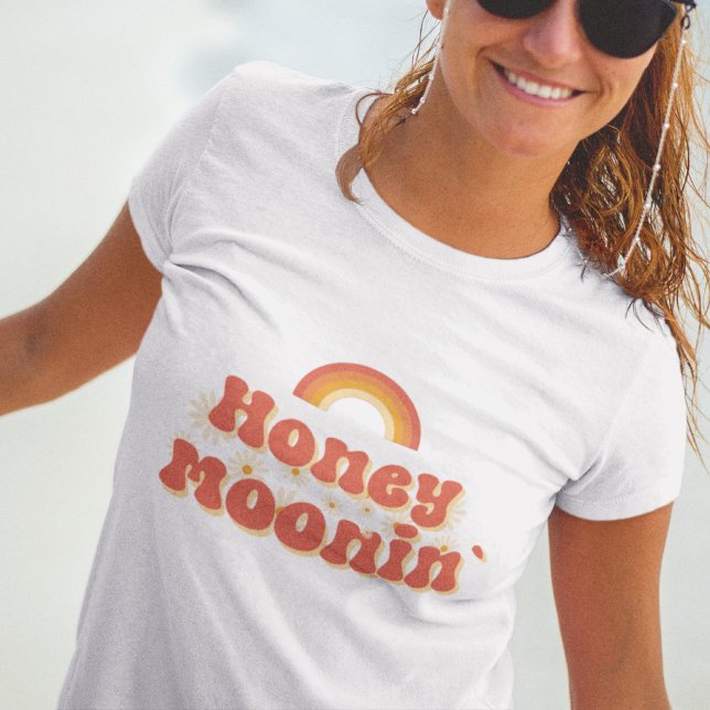 Whimsical Retro Schriftart Honeymoonin" Geschenk f T-Shirt (Von Creator hochgeladen)