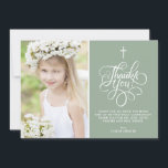 Whimsical Sage Green First Heilige Kommune Foto Dankeskarte<br><div class="desc">Whimsical Script Sage Green First Heilige Kommunion Foto Danke Karte | Vielen Dank an Familie und Freunde mit dieser anpassbaren Community danke Ihnen eine Flachkarte. Es verfügt über ein skurriles Skript auf einem grünen Weisen Hintergrund und ein Quatrefolienmuster. Dieses elegante Foto Dankeschön-Karte wird auch perfekt für Taufe und Christening Dankeschön...</div>