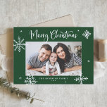 Whimsical Schneeflocken Grün Frohe Weihnachten Fot<br><div class="desc">Frohe Weihnachten! Mit dieser skurrilen Weihnachtskarte senden Sie Familie und Freunden herzliche Wünsche. Es zeichnet sich durch skurrile Schneeflocken und moderne Kalligraphie aus. Personalisieren Sie diese Weihnachtskarte des Fotos,  indem Sie Ihre Daten hinzufügen. Diese Weihnachtskarte ist in anderen Farben und mit einem Karton erhältlich.</div>