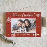 Whimsical Schneeflocken Rotes Frohe Weihnachts-Fot Feiertagskarte<br><div class="desc">Frohe Weihnachten! Mit dieser skurrilen Weihnachtskarte senden Sie Familie und Freunden herzliche Wünsche. Es zeichnet sich durch skurrile Schneeflocken und moderne Kalligraphie aus. Personalisieren Sie diese Weihnachtskarte des Fotos,  indem Sie Ihre Daten hinzufügen. Diese Weihnachtskarte ist in anderen Farben und mit einem Karton erhältlich.</div>