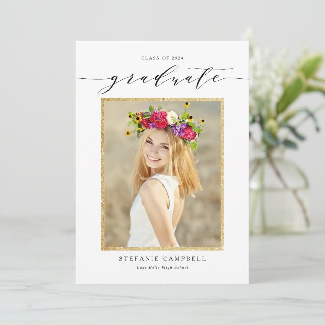 Whimsical Script Glitzer Class of 2025 Abschluss Ankündigung (Stehend Vorderseite)