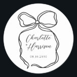 Whimsical Script Ribbon Border Wedding Runder Aufkleber<br><div class="desc">Niedliche handgeschriebene Schrift moderne minimalistisch schwarz-weiße Hochzeitsaufkleber mit einem gewellten Band-Rahmen mit einem kleinen Bogen in handgezeichneter Form. Informeller whimsical coquette Stil. Einfache moderne Laune. Für einen informellen,  spielerischeren Hochzeitsstil.</div>