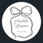 Whimsical Script Ribbon Border Wedding Runder Aufkleber<br><div class="desc">Niedliche handgeschriebene Schrift moderne minimalistisch schwarz-weiße Hochzeitsaufkleber mit einem gewellten Band-Rahmen mit einem kleinen Bogen in handgezeichneter Form. Informeller whimsical coquette Stil. Einfache moderne Laune. Für einen informellen,  spielerischeren Hochzeitsstil.</div>