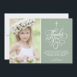 Whimsical Script Sage First Heilige Kommunion Foto Dankeskarte<br><div class="desc">Whimsical Script Sage Green First Heilige Kommunion Foto Danke Karte | Vielen Dank an Familie und Freunde mit dieser anpassbaren Community danke Ihnen eine Flachkarte. Es verfügt über ein skurriles Skript auf einem grünen Weisen Hintergrund und ein Quatrefolienmuster. Dieses elegante Foto-Dankeschön-Karte wird auch für Taufe und Christening-Dankeschön-Karten perfekt sein.</div>