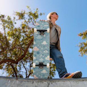 Whimsical Sky Muster mit Wolken, Sternen - Blau Skateboard