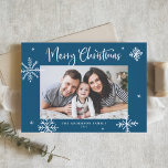 Whimsical Snowflakes Blau Frohe Weihnachten Foto<br><div class="desc">Frohe Weihnachten! Mit dieser skurrilen Weihnachtskarte senden Sie Familie und Freunden herzliche Wünsche. Es zeichnet sich durch skurrile Schneeflocken und moderne Kalligraphie aus. Personalisieren Sie diese Weihnachtskarte des Fotos,  indem Sie Ihre Daten hinzufügen. Diese Weihnachtskarte ist in anderen Farben und mit einem Karton erhältlich.</div>