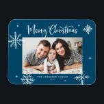 Whimsical Snowflakes Blau Frohe Weihnachten Foto Magnet<br><div class="desc">Frohe Weihnachten! Mit diesem skurrilen Weihnachts-Foto-Magneten können Sie Familie und Freunden herzliche Wünsche senden. Es zeichnet sich durch skurrile Schneeflocken und moderne Kalligraphie aus. Personalisieren Sie diesen Weihnachtsmagneten des Fotos,  indem Sie Ihre Details hinzufügen. Dieser Schneeflocken Weihnachtsmagnet ist in anderen Fotos und Cardstock erhältlich.</div>