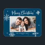 Whimsical Snowflakes Blau Frohe Weihnachten Foto Magnet<br><div class="desc">Frohe Weihnachten! Mit diesem skurrilen Weihnachts-Foto-Magneten können Sie Familie und Freunden herzliche Wünsche senden. Es zeichnet sich durch skurrile Schneeflocken und moderne Kalligraphie aus. Personalisieren Sie diesen Weihnachtsmagneten des Fotos,  indem Sie Ihre Details hinzufügen. Dieser Schneeflocken Weihnachtsmagnet ist in anderen Fotos und Cardstock erhältlich.</div>