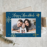 Whimsical Snowflakes Blue Happy Hanukkah Foto Folien Feiertagspostkarte<br><div class="desc">Happy Hanukka! Senden Sie herzliche Wünsche an Familie und Freund mit dieser goldenen Folie Hanukkah Postcard. Es zeigt skurrile Schneeflocken und moderne Kalligraphie. Personalisieren Sie dieses Foto Hanukkah Postcard durch Hinzufügen Ihrer eigenen Daten. Diese Schneeflocken Hanukkah Foto Postkarte ist in anderen Farben und Cardstock erhältlich.</div>