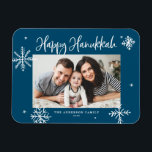 Whimsical Snowflakes Blue Happy Hanukkah Foto Magnet<br><div class="desc">Happy Hanukka! Mit diesem skurrilen Hanukkah Magneten senden Sie Familie und Freunden herzliche Wünsche. Es zeichnet sich durch skurrile Schneeflocken und moderne Kalligraphie aus. Personalisieren Sie dieses Foto Hanukkah-Karte durch Hinzufügen Ihrer Daten. Dieser Schneeflocke Hanukkah Foto Magnet ist in anderen Farben und Cardstock erhältlich.</div>