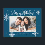 Whimsical Snowflakes Blue Happy Holidays Foto Feiertagspostkarte<br><div class="desc">Gute Ferien! Herzliche Glückwünsche an Familie und Freund mit dieser skurrilen Urlaubskarte. Es zeigt skurrile Schneeflocken und moderne Kalligraphie. Personalisieren Sie diese Foto Ferien Postkarte,  indem Sie Ihre eigenen Daten hinzufügen. Diese Snowflakes Foto Postkarte ist in anderen Farben und Cardstock erhältlich.</div>