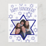 Whimsical Star of David Foto Frame Happy Hanukkah Feiertagspostkarte<br><div class="desc">This fun postcard is a great way to wish your friends and family a Happy Hanukkah. Feys a whimsical design with a Star of David foto frame where you can upload your picture onto a white background scattered with small stars of David resembling snowflakes. The machen is a hand written...</div>