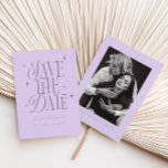 Whimsical Stars Lavender Save the Date<br><div class="desc">Elegante und skurrile Save the Date Karte mit boho Schriftart,  die "Save the Date" mit Sternen auf einem Lavendelhintergrund sagt. Sie können ein Foto auf der Rückseite hinzufügen.</div>