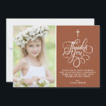 Whimsical Terracotta Erste Heilige Kommune Foto Dankeskarte<br><div class="desc">Whimsical Script Terracotta First Heilige Kommune Foto Danke Karte | Vielen Dank an Familie und Freunde mit dieser anpassbaren Community danke Ihnen eine Flachkarte. Es verfügt über ein skurriles Skript auf Terrakotta Hintergrund und ein Quarrefolienmuster. Dieses elegante Foto Dankeschön-Karte wird auch perfekt für Taufe und Christening Dankeschön Karte.</div>