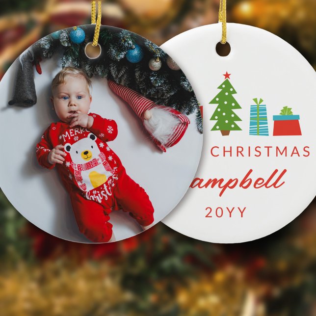 Whimsical Tree & Geschenke 1. Weihnachtsfest Foto Keramik Ornament (Von Creator hochgeladen)