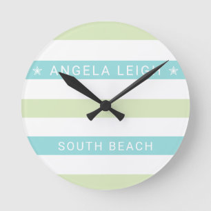 Whimsical Tropics Cabana Streifen Runde Wanduhr