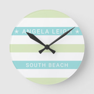 Whimsical Tropics Cabana Streifen Runde Wanduhr