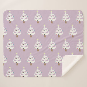 Whimsical White Christmas Trees auf Lila Sherpadecke