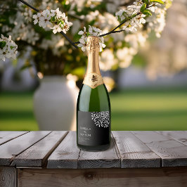 Whimsical White on Black Blüh