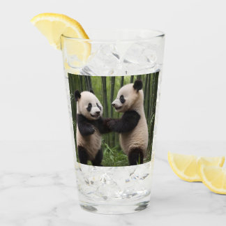 Whimsical Wonders: Baby Pandas spielt im Wald Glas