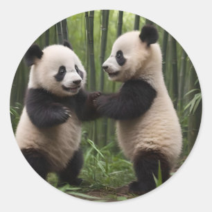 Whimsical Wonders: Baby Pandas spielt im Wald Runder Aufkleber