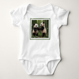 Whimsical Wonders: Baby Pandas spielt im Wald Strampler