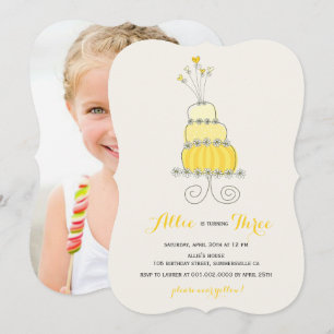 Whimsical Yellow Cake Girl Invitation de fête d'an
