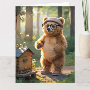 Whimsicaler Bären-Imker in einem sonnigen Wald Karte